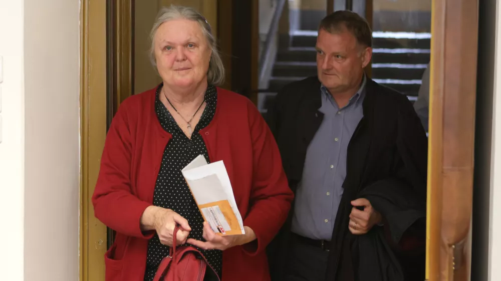 Damjana Pavlin očitkov iz zasebne kazenske obtožbe na predobravnavnem naroku ni priznala, zato jo čaka sojenje. Zastopa jo zagovornik Matjaž Markelj.