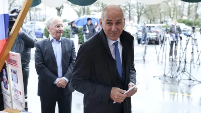 - 13.03.2025 - Janez Janša oddal svoj podpis PROTI PRIVILEGIJEM na Upravni enoti, Linhartova//FOTO: Jaka Gasar