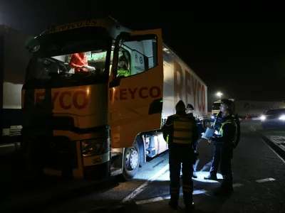 Po vsej Evropi so tovornjakarji vse bolj pod drobnogledom. Med običajnim tovorom lahko prevažajo marsikaj nezakonitega. Slika je iz Francije.