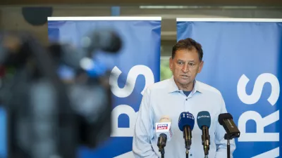 Ljubljana.Medijski brifing druzbe Dars, na kateri so predstavili potek obnovitvenih del na hitri cesti H4 med razcepom Nanos in Vipavo, ki prehajajo v novo fazo.Po krajsi predstavitvi je izjavo podal predsednik uprave druzbe Dars Andrej Ribic.