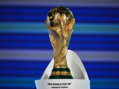 FILED - 13 December 2024, Switzerland, Zuerich: The FIFA World Cup 2026 trophy is on display ahead of the draw ceremony for the 2026 World Cup Europe qualifiers. Photo: Christian Charisius/dpa / Foto: Christian Charisius