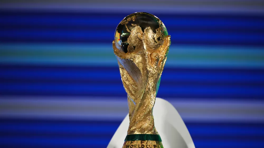 FILED - 13 December 2024, Switzerland, Zuerich: The FIFA World Cup 2026 trophy is on display ahead of the draw ceremony for the 2026 World Cup Europe qualifiers. Photo: Christian Charisius/dpa / Foto: Christian Charisius