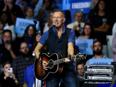 FILE PHOTO: Bruce Springsteen performs during a campaign rally for Democratic presidential nominee U.S. Vice President Kamala Harris in Philadelphia, Pennsylvania, U.S., October 28, 2024. REUTERS/Eloisa Lopez/File Photo