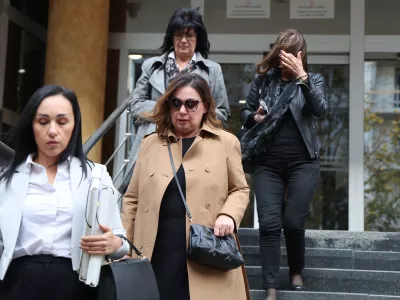 Kostova mama ob odhodu s sodi&scaron;ča. Foto: Pixsell