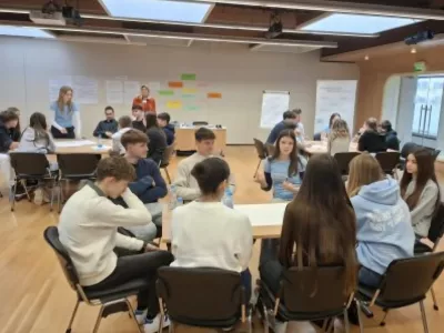 Mladi so na zaključni razpravi prisotnim odločevalcem in oblikovalcem politik predstavili svoja mnenja in predloge glede participacije. Foto: ZPMS