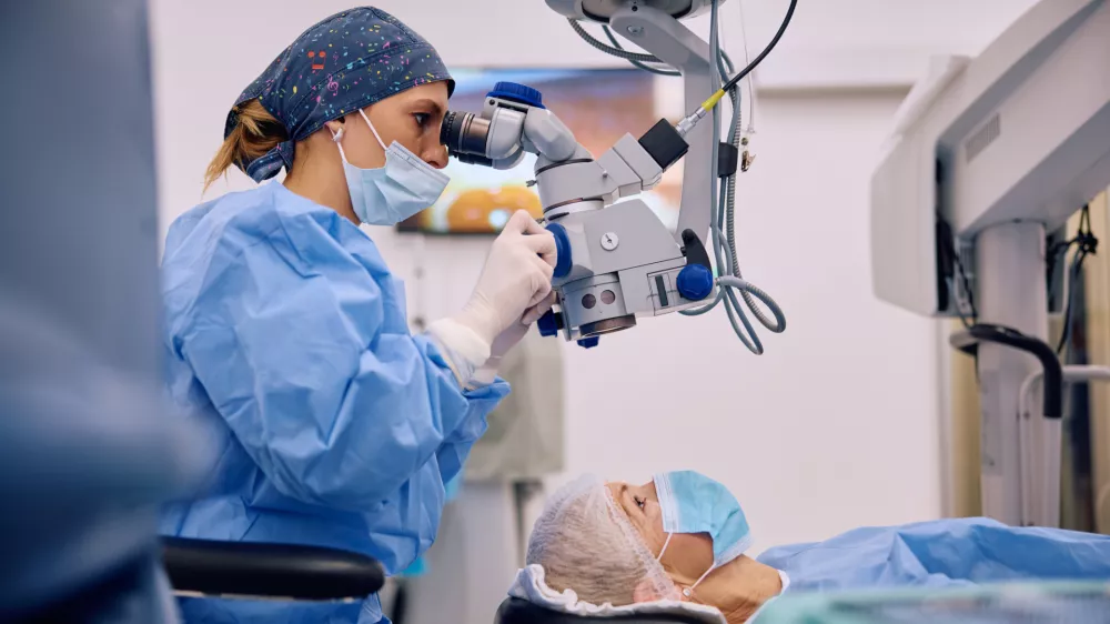 Prizor z operacije na očesu. Slika je simbolična.