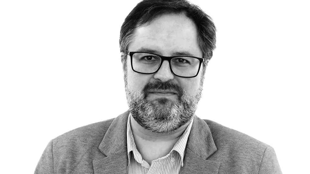 Ale&scaron; Gaube- Redakcija Dnevnik 2024 - portreti za komentarje in kolumne - kolumnisti - komentatorji &ndash; novinarji - portret //FOTO: Luka Cjuha