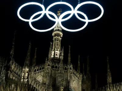 Milano Cortina 2026 Winter Olympics - Previews - Milan, Italy - February 1, 2026 The Olympic rings are seen in front of the Duomo di Milano REUTERS/Fabrizio Bensch