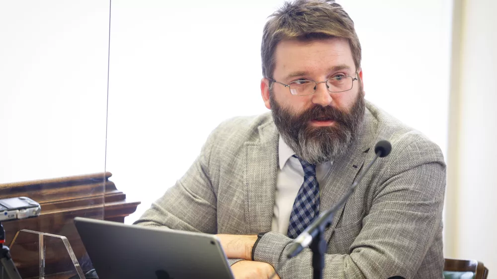 Ljubljana, sodisce.Novinarska konferenca Okroznega sodisca v Ljubljani o projektu TIPKO - implementacija strojnih prepisov zvocnih zapisov v delovni proces sodisca.Vodja specializiranega oddelka na Okroznem sodiscu v Ljubljani Ciril Kersmanc.
