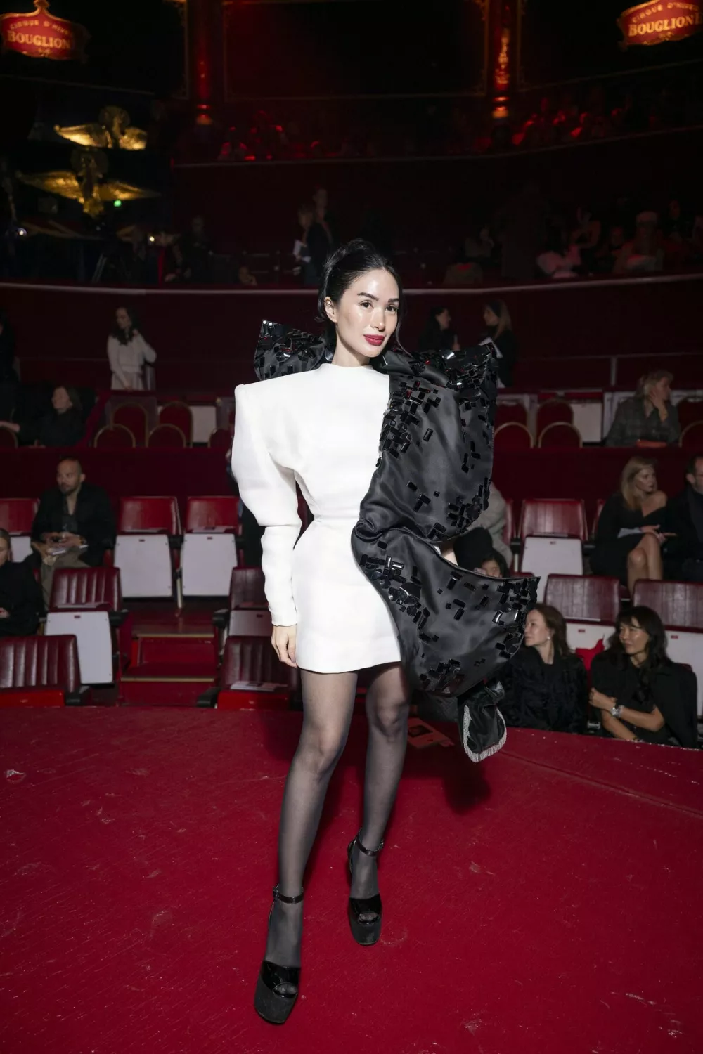 Melina Džinović in Haris Džinović na modni reviji v Parizu v ozadju v srednji vrsti desno. Foto: Profimedia