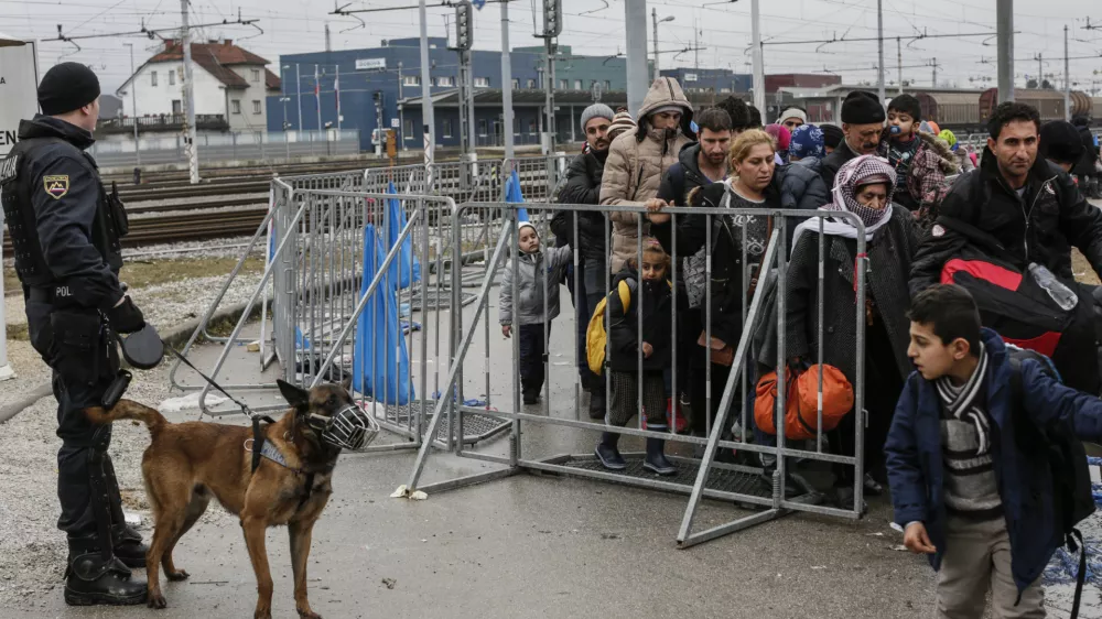 - 17.02.2016 - Železni&scaron;ka postaja Dobova - - Begunci 2016 - migracije po zahodni balkanski poti - migracijska pot beguncev iz Sirije, Afganistana in Iraka čez Balkan proti zahodni Evropi - evropska begunska kriza - migranti   ///FOTO: Luka Cjuha.