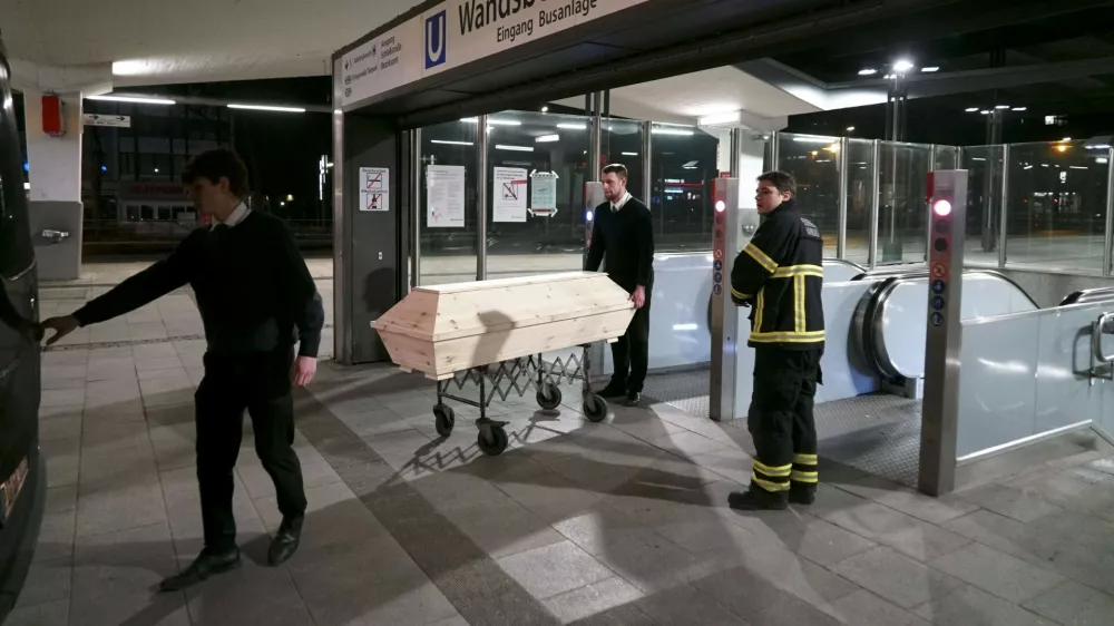 Policisti in gasilci so bili hitro na prizori&scaron;ču, vendar pomoči ni bilo več. / Foto: Profimedia