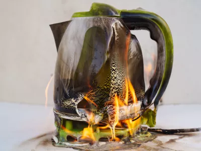 Električno napravo ogenj hitro zajame. / Foto: Istock