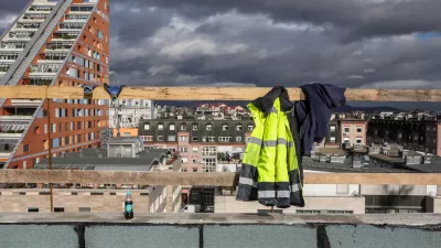 - Simbolična fotografija, Gradbeništvo, gradbeni delavci, poslovodenje,- 29.01.2025. - Vodeni ogled gradnje poslovno stanovanjskega objekta Vilharia, ki ga gradi podjetje Corwin iz Slovaške.//FOTO: Bojan Velikonja / Foto: Bojan Velikonja