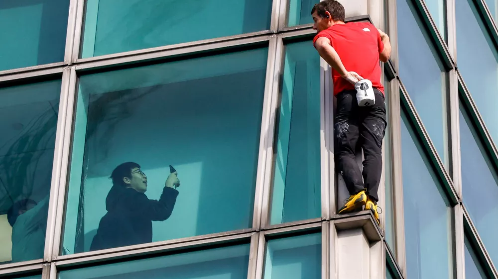 Climber Alex Honnold interacts with onlookers free soloing Taipei 101 Skyscraper in Taipei, Taiwan, January 25, 2026 REUTERS/Ann Wang / Foto: Ann Wang