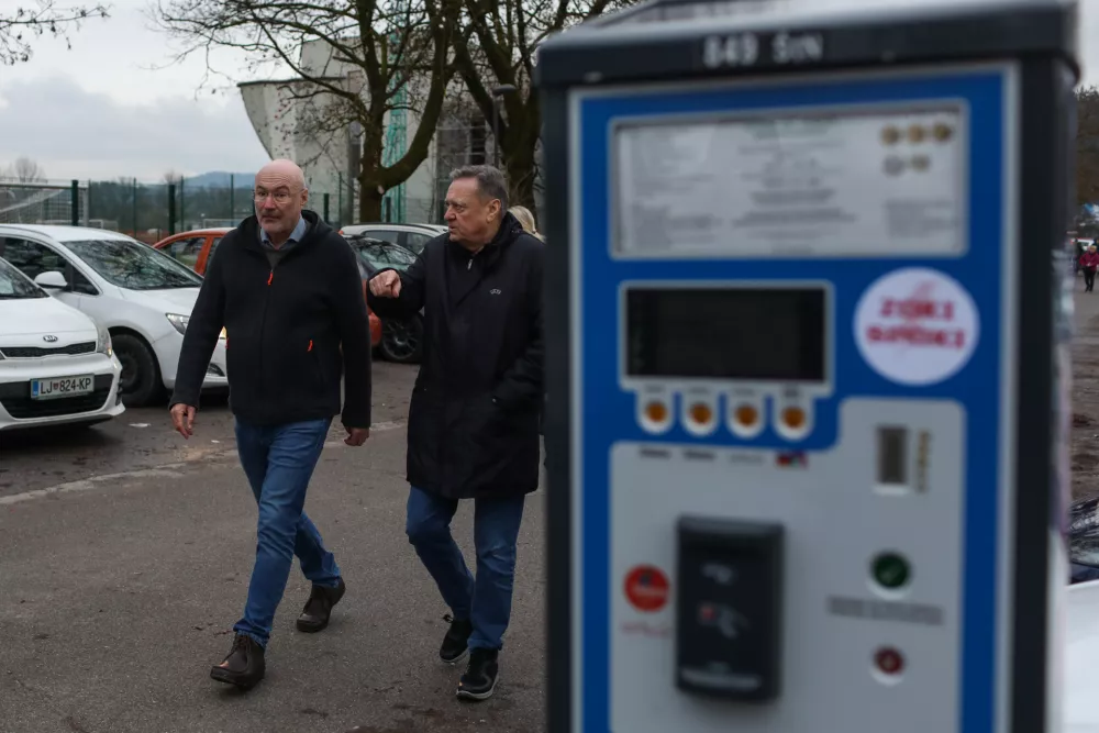 - Zoran Janković, Župan Mestne Občine Ljubljana. Parkirni avtomat.- 29.01.2026. - Terenski sestanek Župana MOL s prebivalci &Scaron;tepanjskega naselja zaradi spremenjenega režima parkiranja v naselju.&Scaron;tepanjsko naselje, parkiranje, pomanjkanje parkiri&scaron;č.//FOTO: Bojan Velikonja / Foto: Bojan Velikonja