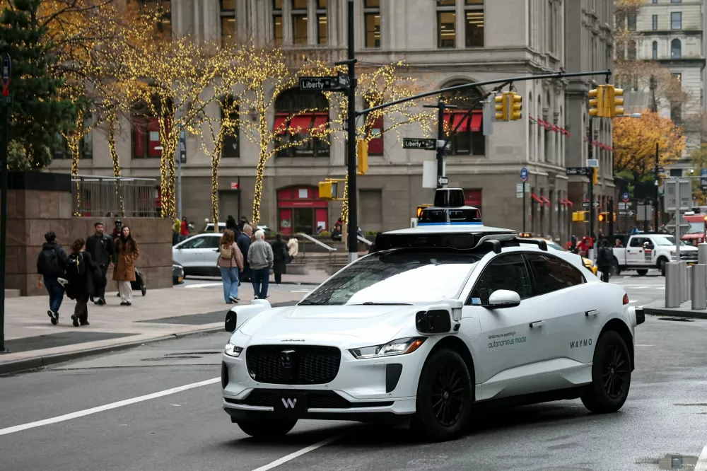 FILE PHOTO: Waymo driverless taxi drives in lower Manhattan in New York City, U.S., November 26, 2025. REUTERS/Brendan McDermid/File Photo