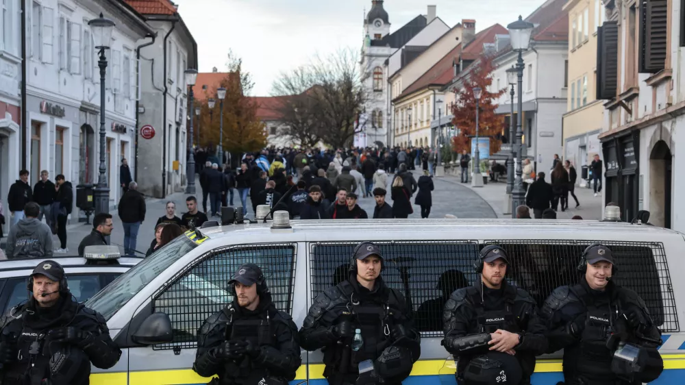 - 28.10.2025 - Izredna skup&scaron;čina občine Novo Mesto s svetniki in predstavniki vlade in protest proti romskemu nasilju z naslovom Dovolj je!//FOTO: Jaka Gasar