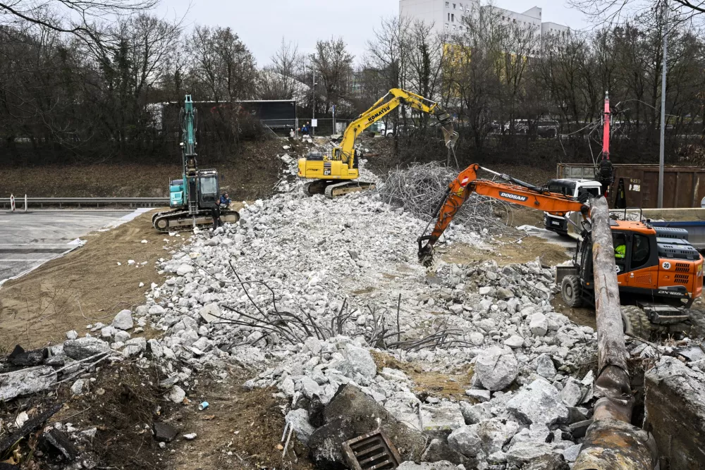 gradbi&scaron;če - simbolična fotografijagradnjaavtocesta avtocestedelavci varnost pri delu31.01.2025 - Nadhod Dravlje - Gotska - ru&scaron;enje nadhodaFoto: Nik Erik Neubauer