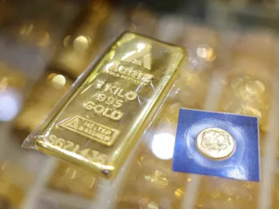 FILE PHOTO: A one-kilogram gold bar and a sealed gold coin are displayed at a jewellery store, in Dubai, United Arab Emirates, January 20, 2026. REUTERS/Amr Alfiky/File Photo