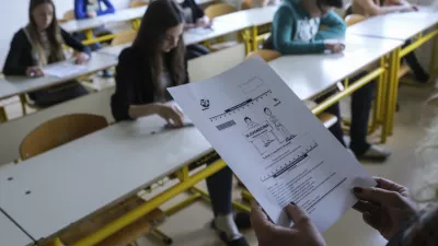 - Osnovna šola Valentina Vodnika v Ljubljani - razred - učilnica - osnovnošolci - učenci - šolstvo    - 07.05.2015 - Nacionalno preverjanje znanja (NPZ) v osnovnih šolah - pisno preverjanje znanja iz maternega jezika za učence 6. in 9. razreda -    //FOTO: Jaka Gasar