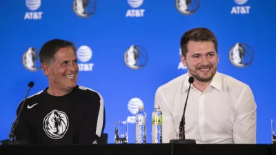 lastnik moštva v ligi NBA Dallas Mavericks Mark Cuban, Luka Dončić- 10.08.2021 - novinarska konferenca Luke Dončića in vodstva ameriške ekipe Dallas Mavericks ob podpisu nove petletne pogodbe v vrednosti 207 milijonov dolarjev za sezono 2022/23, //FOTO: Matjaž Rušt