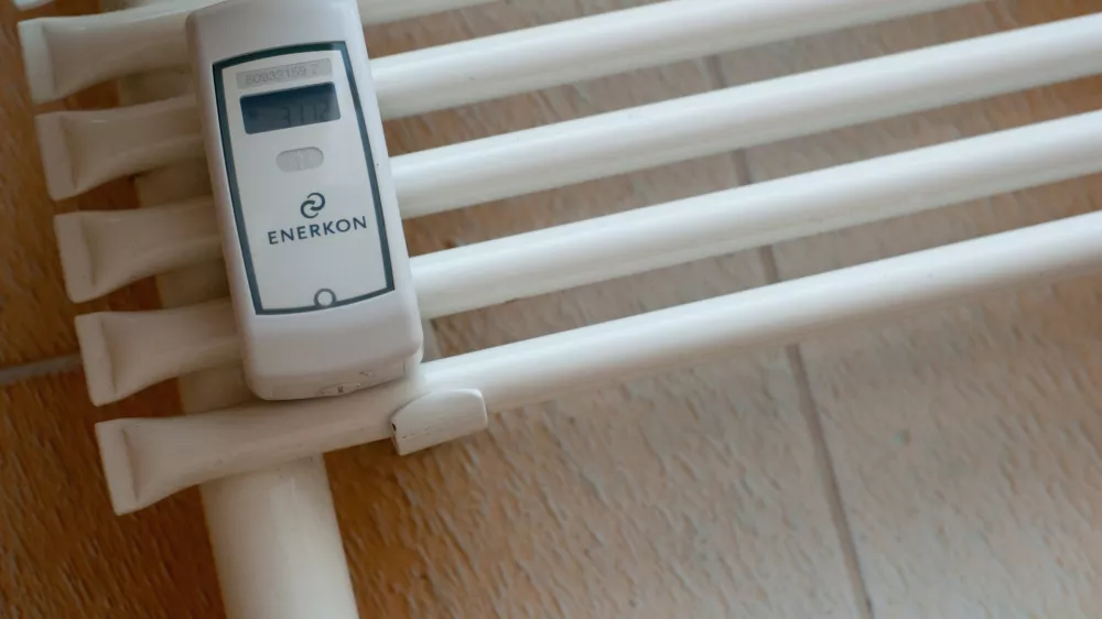 - centralno ogrevanje - delilnik stroĹˇkov toplote - daljinsko odcitavanje vrednosti porabe -merilec - radiator //FOTO: TomaĹľ ZajelĹˇnik