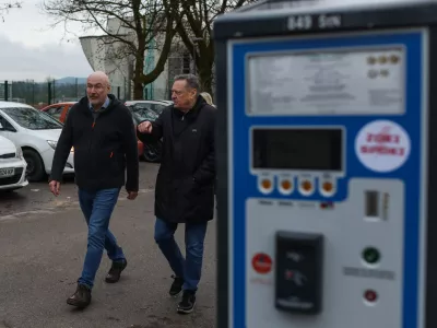 - Zoran Janković, Župan Mestne Občine Ljubljana. Parkirni avtomat.- 29.01.2026. - Terenski sestanek Župana MOL s prebivalci &Scaron;tepanjskega naselja zaradi spremenjenega režima parkiranja v naselju.&Scaron;tepanjsko naselje, parkiranje, pomanjkanje parkiri&scaron;č.//FOTO: Bojan Velikonja
