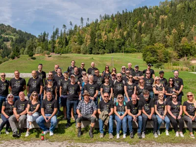 Kot pravi direktor podjetja RCM Dejan Su&scaron;nik, so osnova dobrih odnosov odprt dialog, medsebojno spo&scaron;tovanje in zaupanje. V podjetju spodbujajo kulturo sodelovanja, kjer si zaposleni pomagajo, delijo znanje in skupaj re&scaron;ujejo izzive. Pomembna je tudi jasna komunikacija ter občutek, da je vsak posameznik sli&scaron;an in cenjen. F RCM