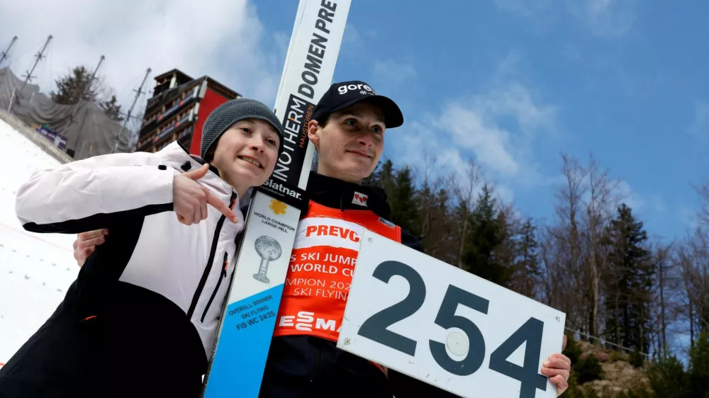 FILE PHOTO: Ski Jumping - FIS Ski Jumping World Cup - Planica, Slovenia - March 30, 2025 Slovenia's Domen Prevc poses with his sister Nika Prevc after setting a new world record in the Men's Individual HS240 Second Round REUTERS/Borut Zivulovic/File Photo / Foto: Borut Zivulovic