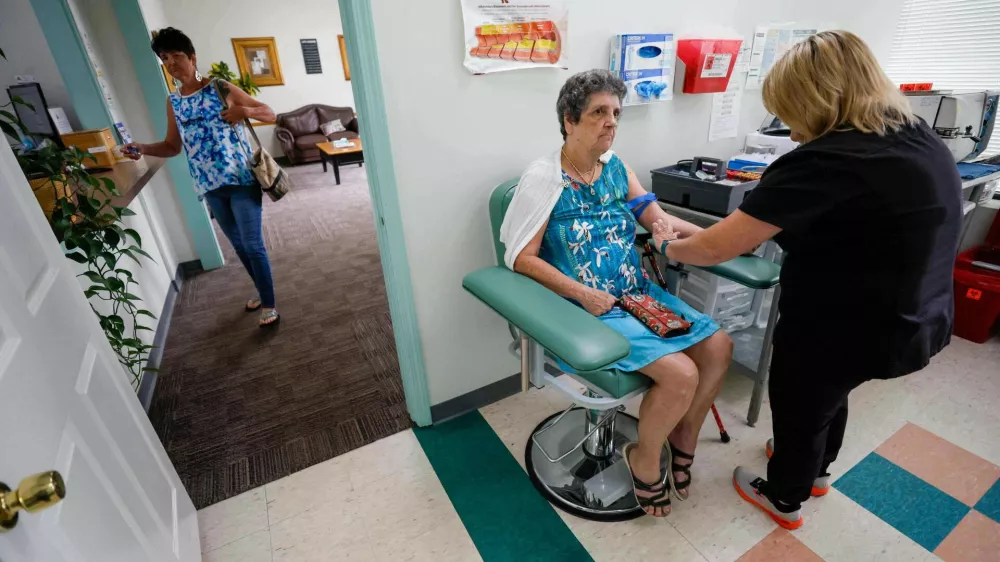 Faye Jackson gets her blood tested at a medical clinic in Calhoun, Ga., on Tuesday, Sept. 30, 2025, as her daughter Marie waits outside for her turn. Their blood tests revealed they have PFAS levels above the safety threshold outlined by national health experts. (Miguel Martinez/Atlanta Journal-Constitution via AP) / Foto: Miguel Martinez