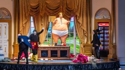 This image released by the Hamburg State Opera shows, from left, Eric Jurenas as Tuckey, Andrew Watts as Mickey, Georg Nigl as The King-President and Kristina Stanek as Bampi during a rehearsal of Olga Neuwirth's "Monster's Paradise" at the Hamburg State Opera on Jan. 28, 2026. (Tanja Dorendorf/Hamburg State Opera via AP) / Foto: Tanja Dorendorf