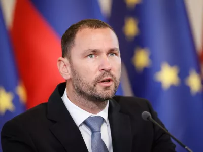 Kadrovski vrtiljak: Dolenc guverner centralne banke, potrjena tudi varuhinja človekovih pravic