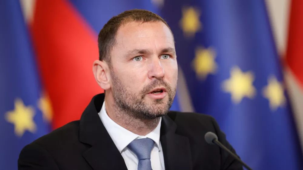 Kadrovski vrtiljak: Dolenc guverner centralne banke, potrjena tudi varuhinja človekovih pravic