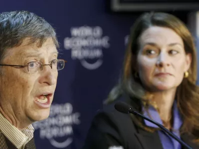 Microsoft founder Bill Gates (L) and his wife Melinda attend a news conference at the World Economic Forum (WEF) in Davos January 29, 2010.  REUTERS/Arnd Wiegmann (SWITZERLAND)