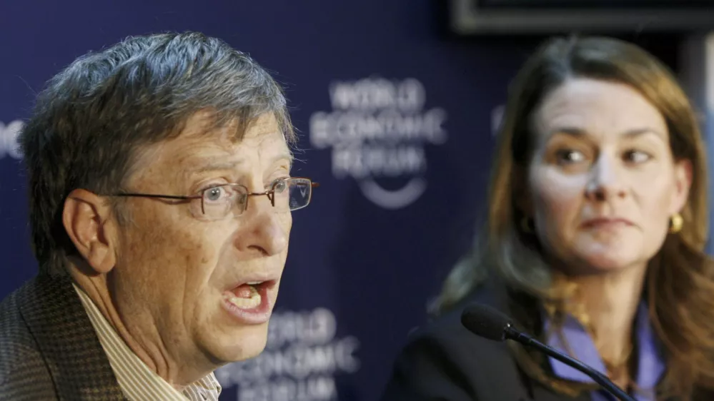 Microsoft founder Bill Gates (L) and his wife Melinda attend a news conference at the World Economic Forum (WEF) in Davos January 29, 2010.  REUTERS/Arnd Wiegmann (SWITZERLAND)