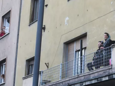 - &scaron;tudentka jazz petja Anja Hrastov&scaron;ek in Andrej Jako&scaron; - Spontani glasbeni in pevski nastopi tudi na slovenskih balkonih v času epidemije po vzoru &Scaron;pancev in Italijanov - - 15.03.2020 - Koronavirus COVID-19 v Sloveniji &ndash; epidemija - ukrepi za preprečevanje &scaron;irjenja okužb s koronavirusom &ndash; zaustavltev javnega in družabnega življenja - samoizolacija//FOTO: Bojan Velikonja / Foto: Bojan Velikonja