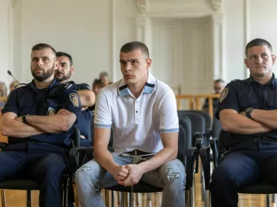 Biv&scaron;i policist Marko Smažil se brani obtožbe, da je septembra lani v svojem stanovanju ubil &scaron;tudentko prava Mihaelo Berak, s katero sta bila v kraj&scaron;em razmerju. 