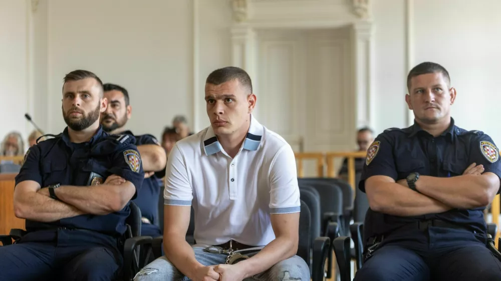 Biv&scaron;i policist Marko Smažil se brani obtožbe, da je septembra lani v svojem stanovanju ubil &scaron;tudentko prava Mihaelo Berak, s katero sta bila v kraj&scaron;em razmerju. 