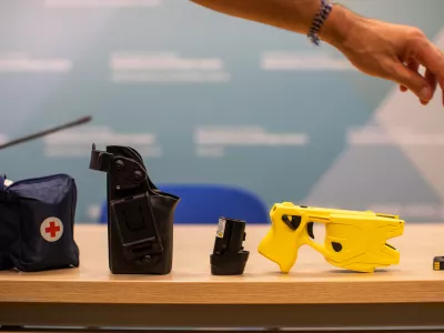 - električni paralizator Taser X2 - 31.08.2020 &ndash; POLICIJA - predstavitev uporabe električnega paralizatorja, ki ga od 1. septembra v izjemnih varnostnih primerih lahko uporabljajo slovenski policisti //FOTO: Bojan Velikonja