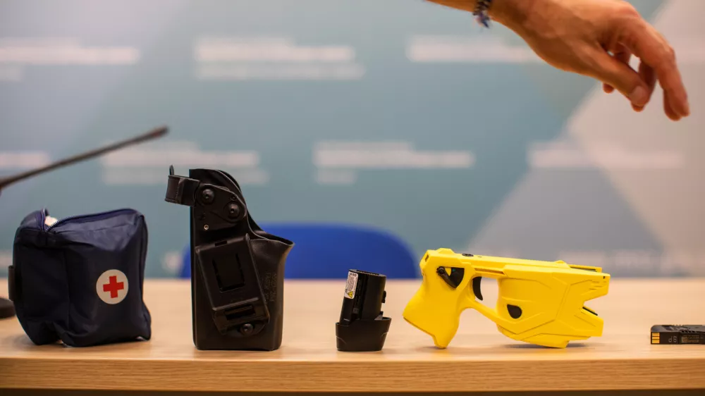 - električni paralizator Taser X2 - 31.08.2020 &ndash; POLICIJA - predstavitev uporabe električnega paralizatorja, ki ga od 1. septembra v izjemnih varnostnih primerih lahko uporabljajo slovenski policisti //FOTO: Bojan Velikonja