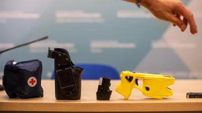 - električni paralizator Taser X2 - 31.08.2020 &ndash; POLICIJA - predstavitev uporabe električnega paralizatorja, ki ga od 1. septembra v izjemnih varnostnih primerih lahko uporabljajo slovenski policisti //FOTO: Bojan Velikonja