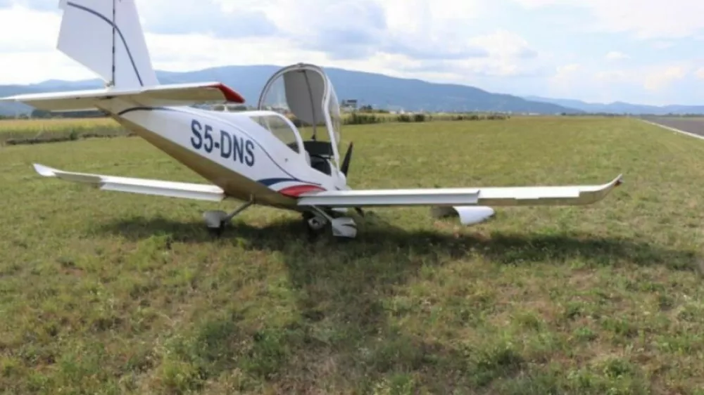 Letalo se je ob pristanku z nosom zarilo v travnik ob vzletno pristajalmni stezi F Služba za preiskovanje letalskih nesreč
