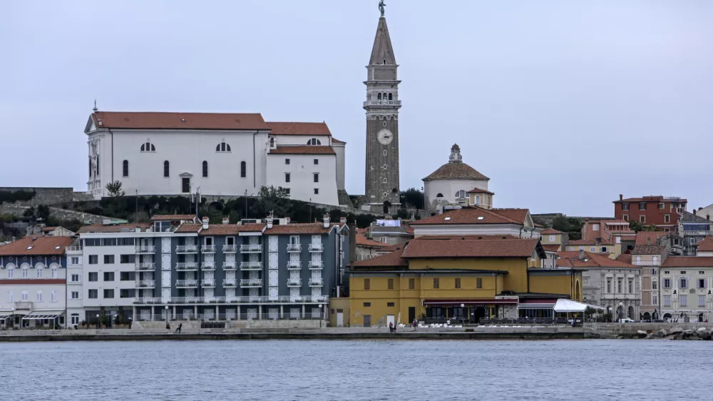 - 14.10.2013 - Piran - morje - oblaki - cerkev sv. Jurij    //FOTO: Jaka Gasar