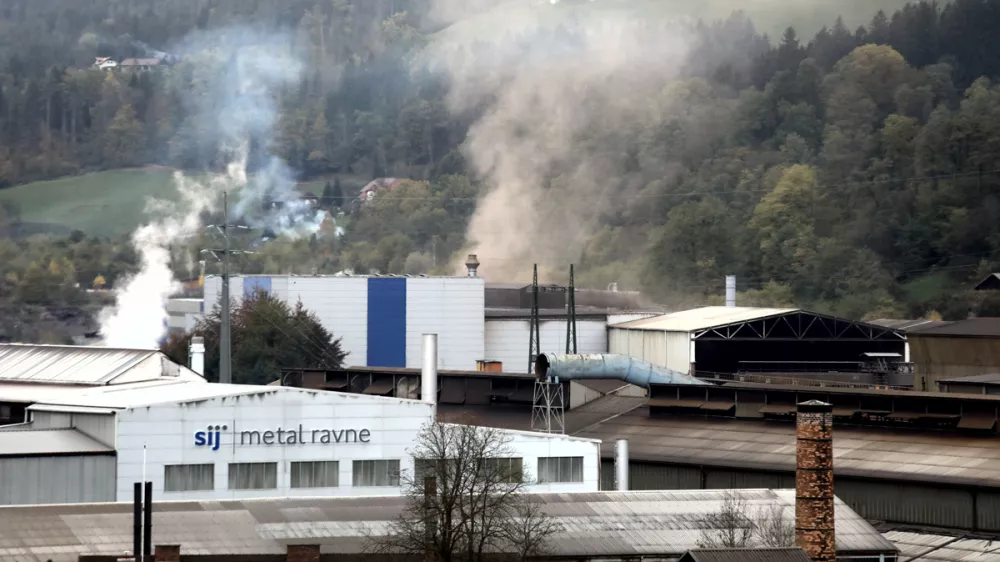 Ravne na Koro&scaron;kem - Sij Metal Ravne - dim iz dimnika onesnaženje