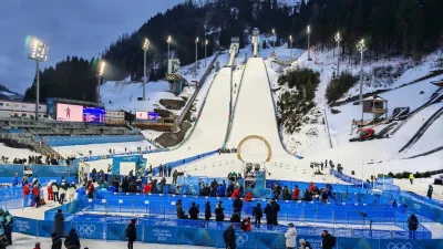 Skakalni center v Predazzu je odlično pripravljen, a se po manjših tribunah ob skakalnici vidi, da Italijane skoki ne zanimajo. 