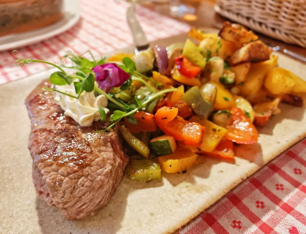 Ramstek z zelenjavo in pečenim krompirjem, Gosti&scaron;če Tulipan