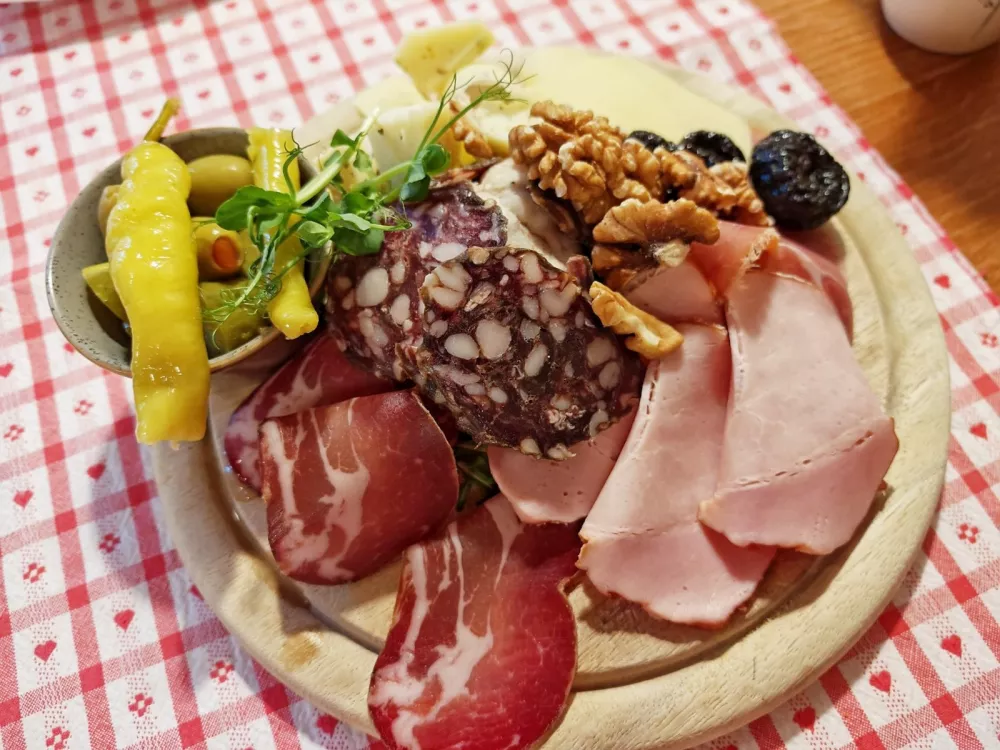 Narezek, Gosti&scaron;če Tulipan