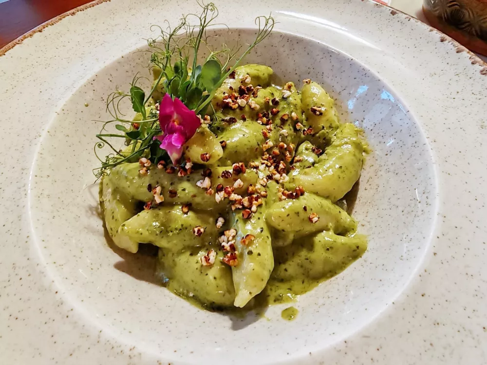 Domači njoki s pestom bazilike, Gosti&scaron;če Tulipan