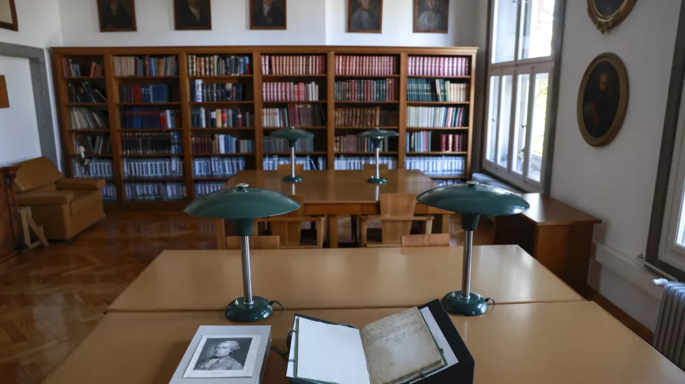 - 17.11.2023 &ndash; Narodna in univerzitetna knjižnica NUK - dnevnik staroavstrijskega diplomata, grofa Janeza Filipa Cobenzla (1741&ndash;1810), ki je nastal med politično-diplomatsko misijo, na kateri je leta 1777 spremljal cesarja Jožefa II. v Pariz in Versailles.  //FOTO: Jaka Gasar